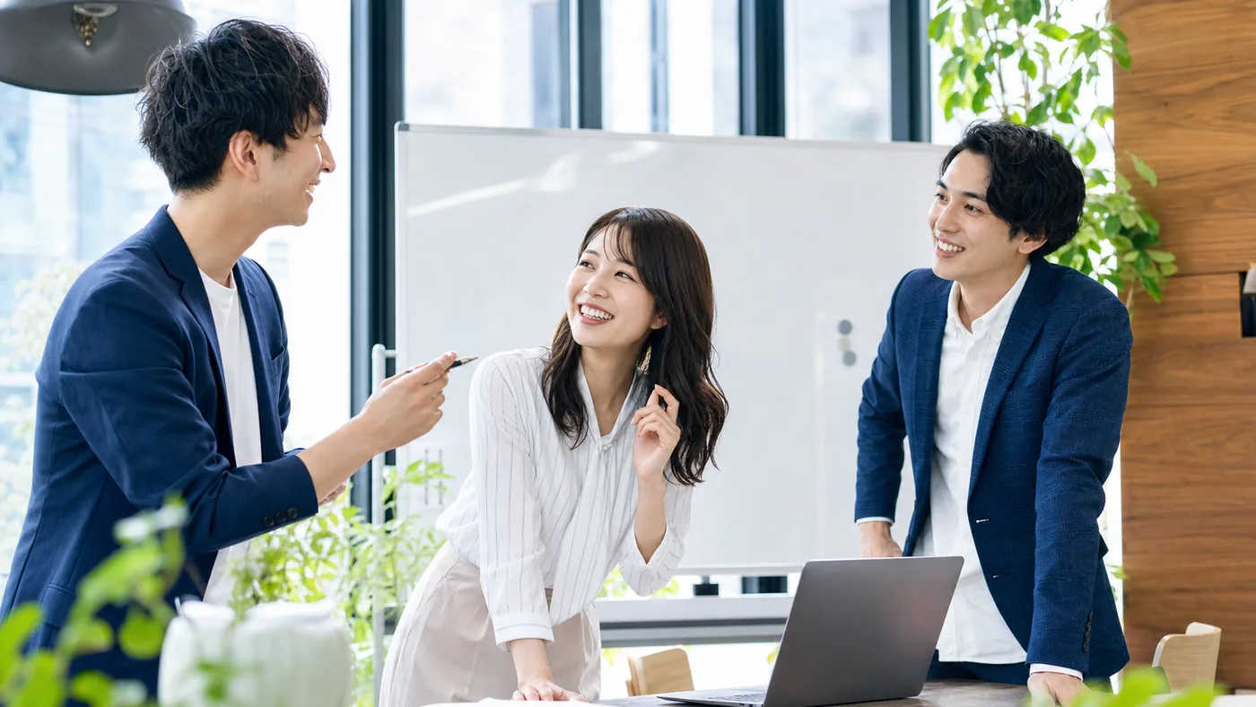 打ち合わせで笑顔になる様子