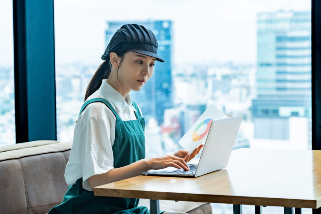 たどたどしい女性